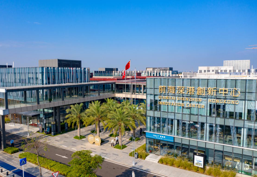 為對接香港需求，前海提出面向香港企業(yè)出讓不少于三分之一的土地，截至2021年9月，累計面向港企出讓土地19宗，面積39.55公頃，占新供應(yīng)經(jīng)營性土地出讓面積的40.03%，有力拓展香港服務(wù)業(yè)發(fā)展空間。