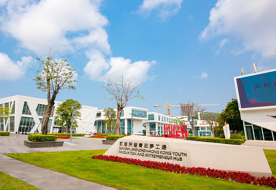 前海合作區(qū)提供港澳青年發(fā)展的理想平臺。截至2021年9月，前海發(fā)放資金支持港澳青年發(fā)展，“支持港澳青年發(fā)展專項資金”已累計發(fā)放7批次，9800余萬元，認定境外高端人才和緊缺人才1611人次，香港籍人才占總認定人數(shù)50%以上。前海深港青年夢工場累計孵化創(chuàng)業(yè)團隊中，香港團隊已有245家。目前夢工場二期已正式啟用，新增空間面積約1.9萬平方米。