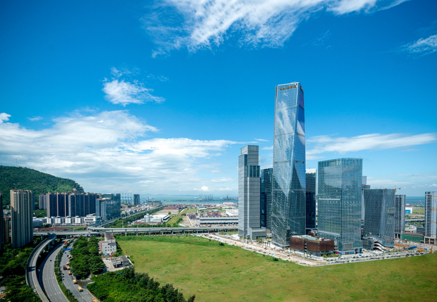 前海聯(lián)動香港打造國際化營商環(huán)境，對標(biāo)世界銀行營商環(huán)境指標(biāo)體系，在開辦企業(yè)、建筑許可、跨境貿(mào)易等十大領(lǐng)域連年改善。