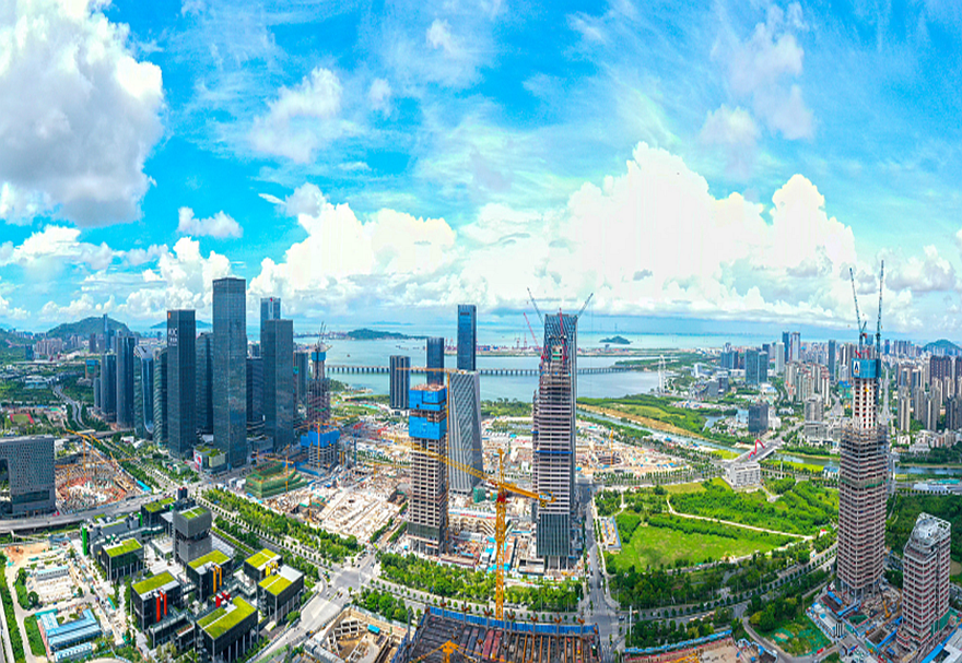 中共中央、國務(wù)院賦予前海更大使命，全面深化前海深港現(xiàn)代服務(wù)業(yè)合作區(qū)改革開放，支持前海實行比特區(qū)更特的政策。改革空間、開放力度前所未有，帶動拓展港澳產(chǎn)業(yè)發(fā)展新空間，彰顯“一國兩制”強大生命力和優(yōu)越性。探索的腳步從未停歇，更高站位、更大格局、更寬視野，深港正擁抱開放，昂首闊步邁向新未來。