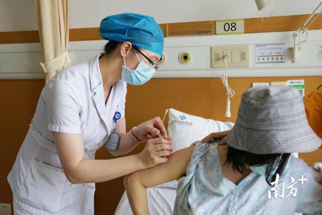  懷孕28周的楊女士成功注射了第一劑抗D免疫球蛋白注射液，成為“港澳藥械通”首個藥品運抵香港大學深圳醫(yī)院以來的第一個受益者。