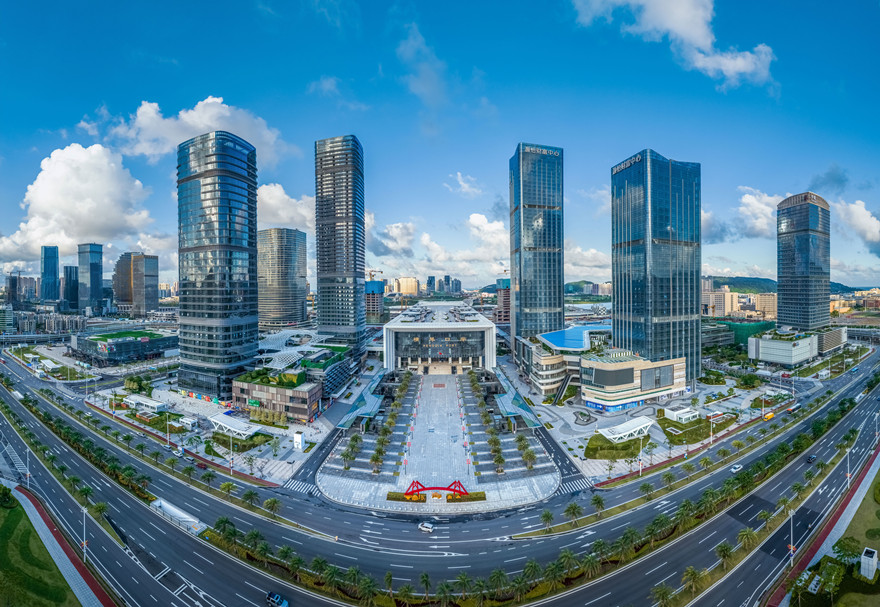 橫琴口岸是“一國兩制”下橫琴與澳門基礎(chǔ)設(shè)施互聯(lián)互通的標(biāo)志性項(xiàng)目,也是粵澳往來的重要通道。經(jīng)過多年發(fā)展，橫琴口岸已形成了“合作查驗(yàn)、一次放行”的通關(guān)模式，出入境人員只需“在一個大廳、排一次隊(duì)、接受一次檢查”即可完成內(nèi)地、澳門雙方出入境手續(xù)，人均通關(guān)時(shí)間只需30秒左右。圖為橫琴口岸。