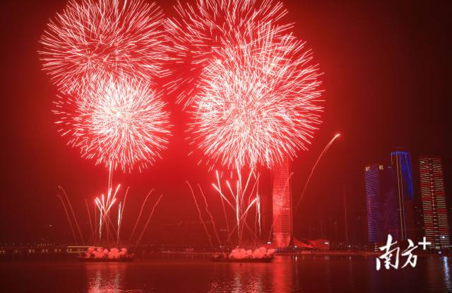 1月22日晚，橫琴2023新春煙花匯演驚艷綻放，為粵澳兩地居民獻(xiàn)上一份滿(mǎn)滿(mǎn)的新年祝福。 圖源：南方日?qǐng)?bào)