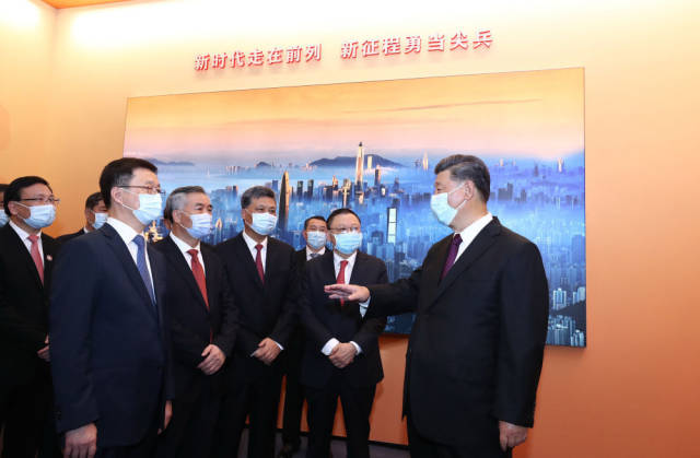 10月14日上午，習(xí)近平等參觀“從先行先試到先行示范——慶祝深圳經(jīng)濟(jì)特區(qū)建立40周年展覽”。新華社記者 鞠鵬