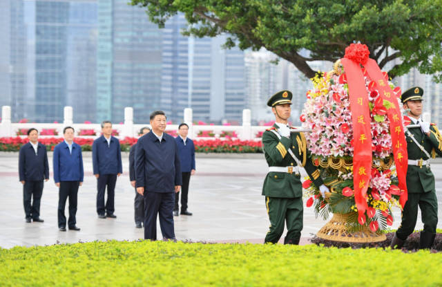 10月14日下午，習(xí)近平來到蓮花山公園，向鄧小平同志銅像敬獻(xiàn)花籃。新華社記者 李響 攝