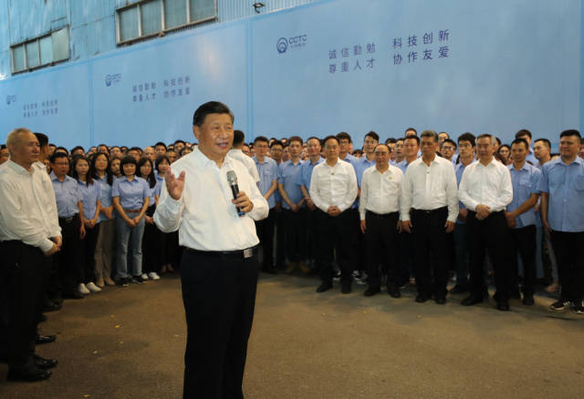 10月12日下午，習(xí)近平在潮州市潮州三環(huán)（集團(tuán)）股份有限公司，同企業(yè)員工親切交流。新華社記者 鞠鵬 攝