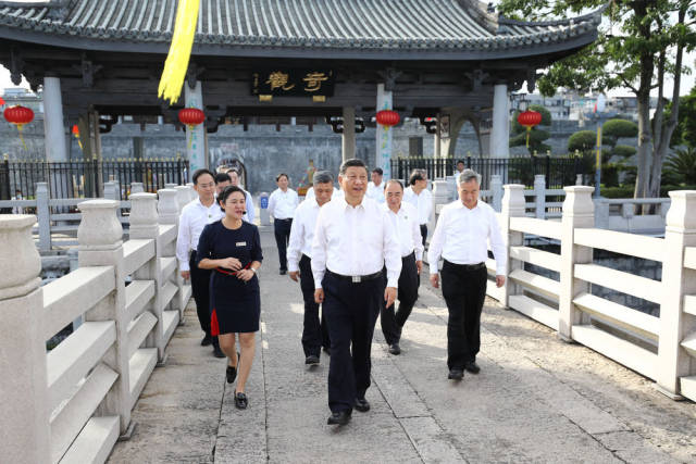 10月12日下午，習(xí)近平在潮州市察看廣濟(jì)橋，了解橋梁歷史文化特色，聽取修復(fù)保護(hù)情況介紹。新華社記者 鞠鵬 攝