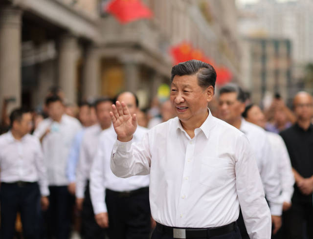 10月13日下午，習(xí)近平在汕頭市小公園開埠區(qū)步行察看街區(qū)風(fēng)貌時(shí)，向當(dāng)?shù)厝罕姾陀慰蛽]手致意。新華社記者 王曄 攝