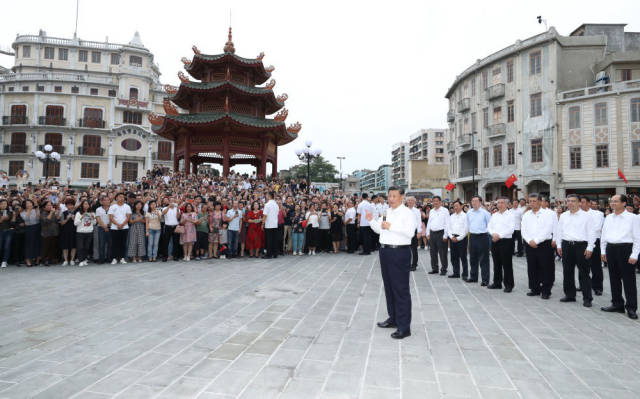 10月13日下午，習(xí)近平在汕頭市小公園開埠區(qū)，同當(dāng)?shù)厝罕姾陀慰陀H切交流。新華社記者 鞠鵬 攝