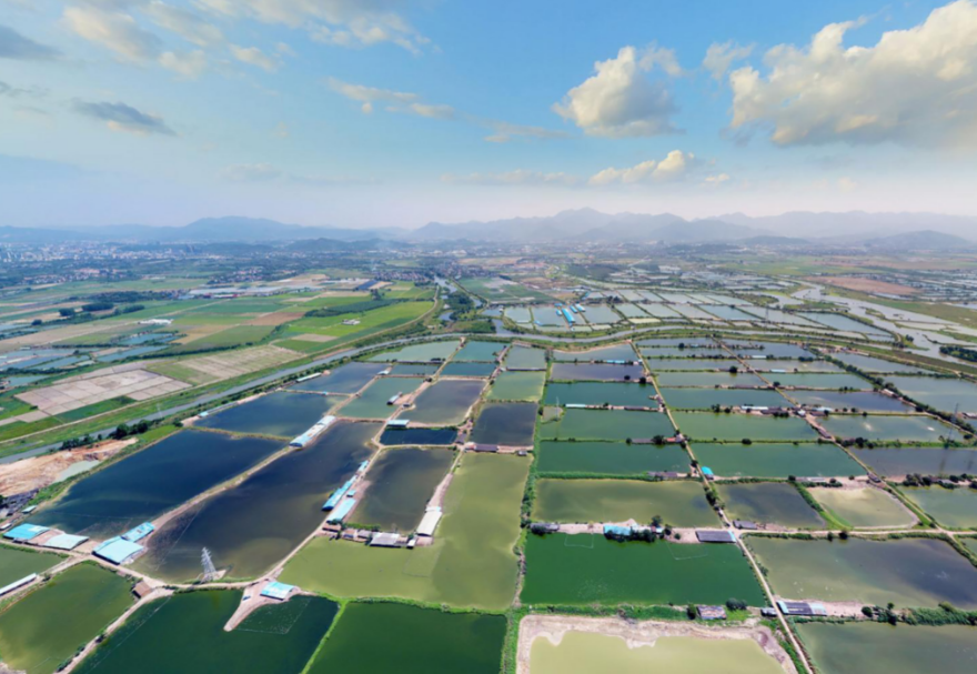 潼湖濕地是廣東省最大且極少的典型內(nèi)陸淡水湖泊濕地，包含了4個濕地類型：湖泊濕地、河流濕地、基塘濕地和水庫濕地，這在廣東省內(nèi)十分難得，是候鳥遷徙重要停歇地和棲息地。圖為惠州潼湖國家濕地公園。