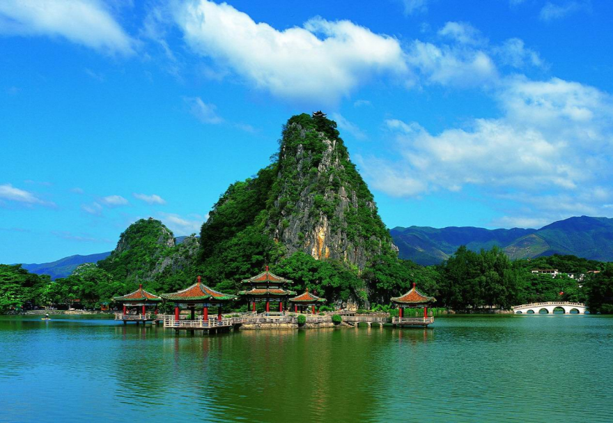 2003年，肇慶從北方引進丹頂鶴，陸續(xù)通過打造星湖濕地公園、自主研發(fā)繁殖技術(shù)手段，讓這些北方來的“客人”成功安家南方。20多年來，從當(dāng)初引進30多只丹頂鶴，到目前園內(nèi)共有70多只，近5年平均產(chǎn)蛋12枚以上，平均孵化了83%，平均成活率70.5%，憑借此，星湖國家濕地公園成為觀鳥、游玩、教育、研究的圣地。圖為肇慶星湖國家濕地公園。