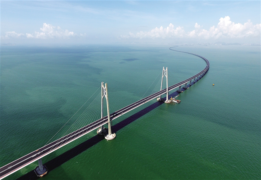 跨江跨海大橋“成團出道”，灣區(qū)活力“橋”得見，一起來感受大灣區(qū)蓬勃發(fā)展的脈搏。港珠澳大橋是“一國兩制”框架下粵港澳三地首次合作建設(shè)的大型跨海交通工程，是中國境內(nèi)一座連接香港、廣東珠海和澳門的橋隧工程，也是世界上最長的跨海大橋工程?？傞L約55公里，跨越伶仃洋，打通了珠江口東西兩岸的交通大動脈，使粵港澳三地加快形成“1小時生活圈”。圖為港珠澳大橋。