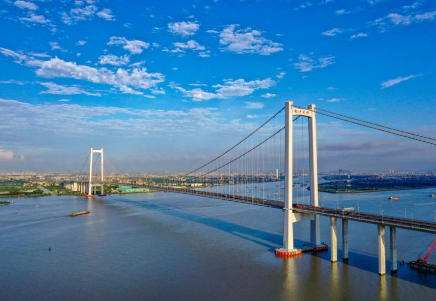 南沙大橋（原虎門二橋項目）位于珠江獅子洋之上，橫跨珠江東西兩岸，連接廣州、東莞兩地。大橋通車后，順德、番禺、南沙以及珠三角西岸其他地區(qū)往來珠三角東部城市更加便利，極大緩解了珠江口過江通道不足的壓力，為粵港澳大灣區(qū)城市互聯(lián)互通打通發(fā)展動脈。南沙大橋建成時創(chuàng)下多個世界第一記錄，項目成功研制并應(yīng)用了“中國芯”——國產(chǎn)1960兆帕鋼絲，讓中國橋梁進一步從建造“走向智造”。圖為南沙大橋。