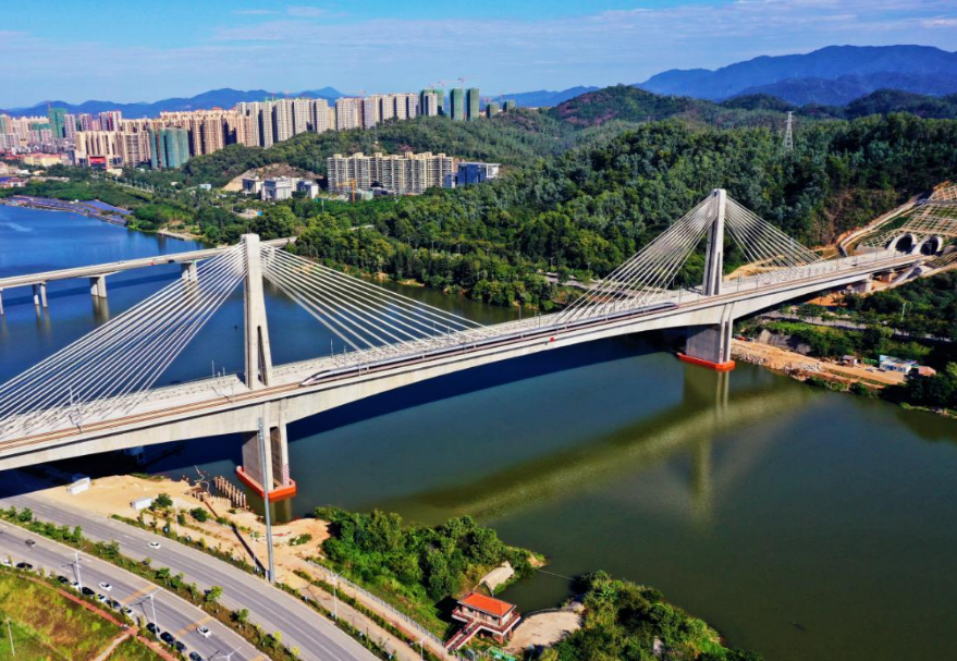 劍潭東江特大橋位于惠州，是贛深高鐵和廣汕鐵路聯(lián)絡(luò)線跨越東江的共同的通道，橋梁全長925米，主跨260米，橋面寬度31米，梁面以上塔高56米，是世界最大跨度、最大寬度的四線高速鐵路混凝土部分斜拉橋。為了保證列車的高速行車要求，橋上四線均采用了無砟軌道，是目前世界上鋪設(shè)無砟軌道最大跨度的混凝土橋梁。大橋建成通車后，全面打通了廣州——粵東北和江西、深圳——京九線沿途各地區(qū)的高鐵線路。圖為劍潭東江特大橋。