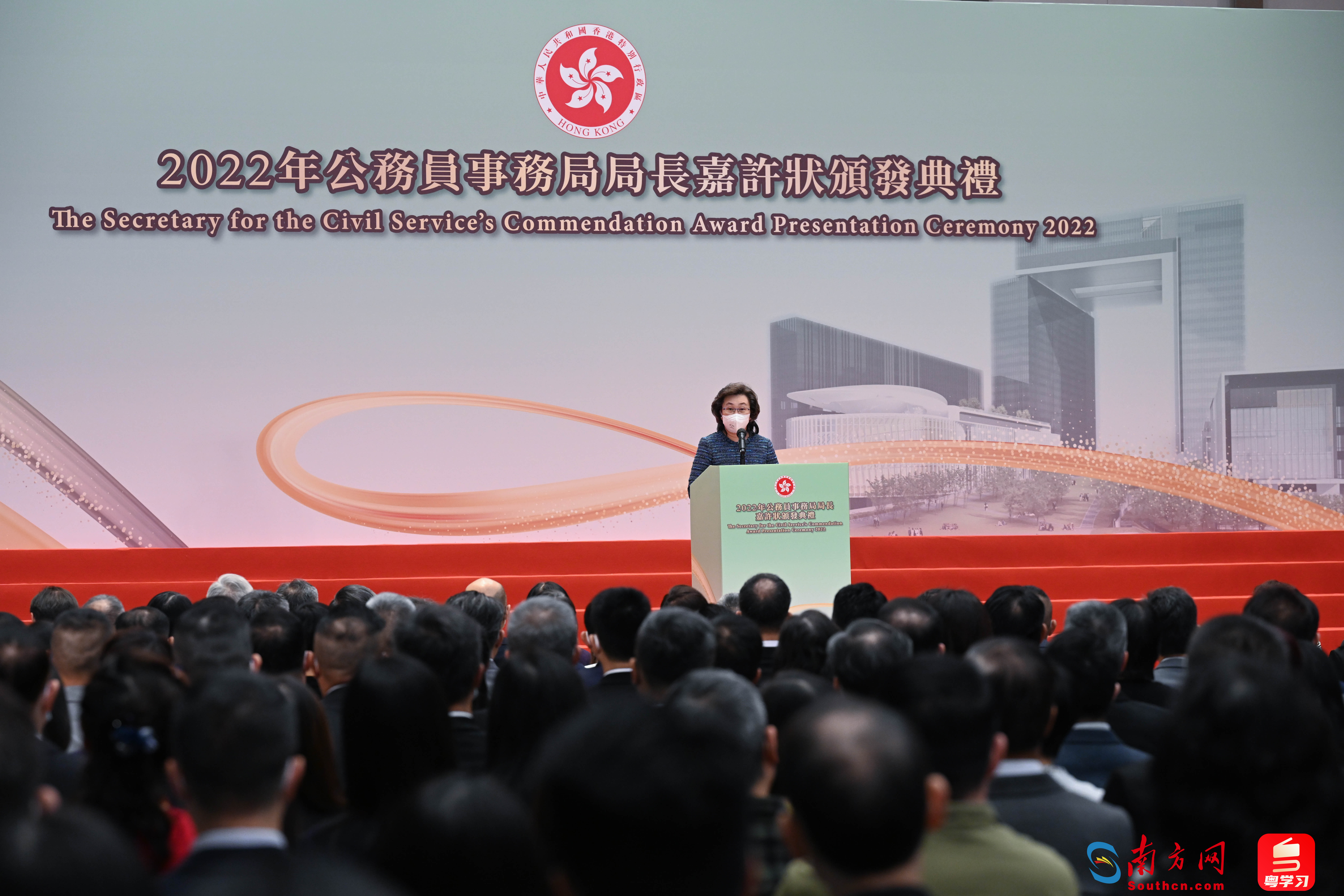 2022年11月8日，楊何蓓茵在“2022年公務(wù)員事務(wù)局局長(zhǎng)嘉許狀頒發(fā)典禮”，表揚(yáng)工作表現(xiàn)優(yōu)秀的公務(wù)員。