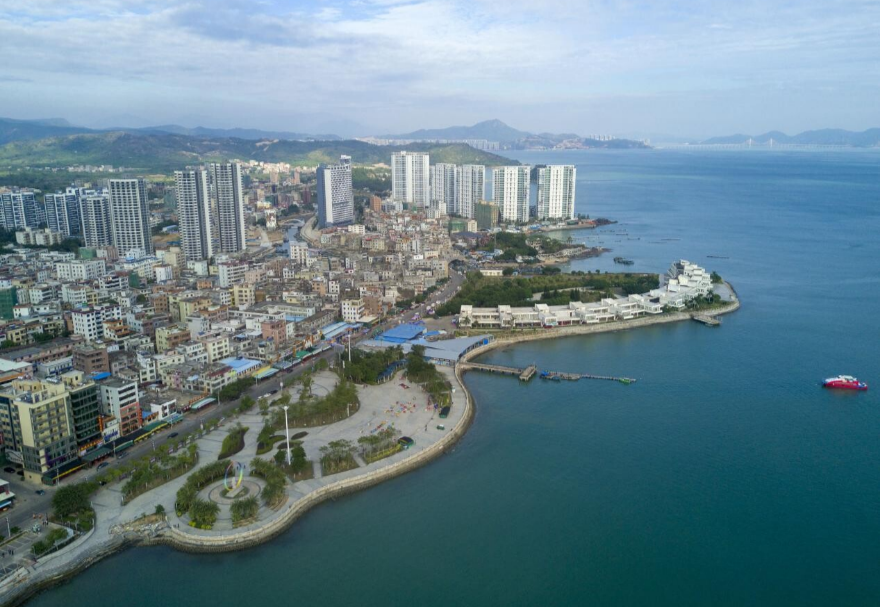 惠州正以大亞灣臨海石化為龍頭，構(gòu)建起以海洋交通運(yùn)輸、濱海旅游、海洋漁業(yè)、綠色清潔能源業(yè)為重點(diǎn)的發(fā)展格局，初步建成具有惠州特色的現(xiàn)代海洋產(chǎn)業(yè)體系。2022年惠州海洋生產(chǎn)總值約1140億元，約占全市GDP的21%。圖為惠州大亞灣。