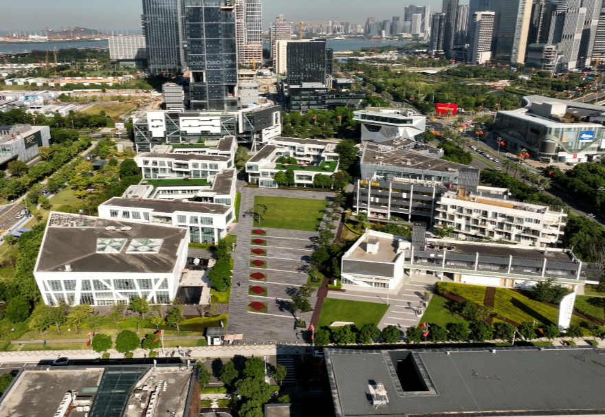 前海深港青年夢工場，由前海管理局、香港青年協(xié)會、深圳市青年聯(lián)合會三方共同發(fā)起成立。重點支持智能硬件、移動互聯(lián)網(wǎng)、文化創(chuàng)意等三大領(lǐng)域創(chuàng)業(yè)。截至目前，已累計孵化團隊468家，其中港澳臺及國際團隊236家，團隊總?cè)谫Y額超23億元。圖為前海深港青年夢工場。