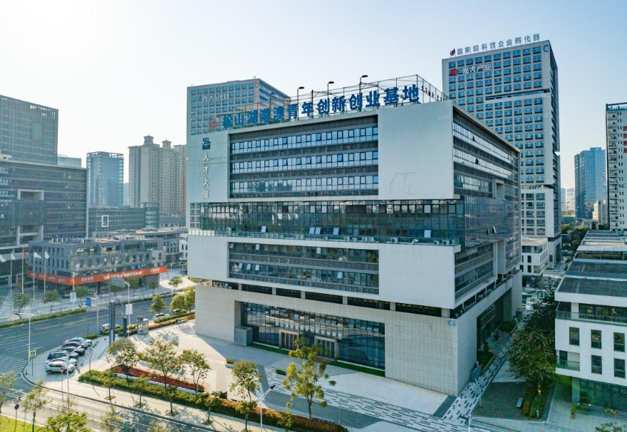 松山湖港澳青年創(chuàng)新創(chuàng)業(yè)基地以松山湖人才大廈為中心基地，統(tǒng)籌松山湖國際機器人基地、光大WE谷、林潤智谷、粵港文化創(chuàng)業(yè)服務(wù)中心等8個站點單位，有效集聚、孵化一批高水平的創(chuàng)新創(chuàng)業(yè)項目。截止2022年，東莞市首批兩家市級港澳青年創(chuàng)新創(chuàng)業(yè)基地——松山湖港澳青年創(chuàng)新創(chuàng)業(yè)基地與濱海灣港澳青年創(chuàng)新創(chuàng)業(yè)基地已累計引進港澳人才創(chuàng)業(yè)企業(yè)160多家。圖為松山湖港澳青年創(chuàng)新創(chuàng)業(yè)基地。