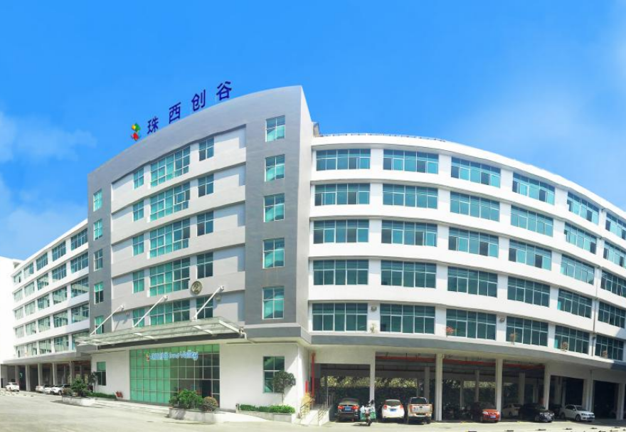 珠西創(chuàng)谷（江門）科技園重點發(fā)展IEEE (工業(yè)4.0/工業(yè)2025及人工智能、環(huán)保及能源、電子及醫(yī)療產(chǎn)品、電子商貿(mào)與物聯(lián)網(wǎng))等相關(guān)技術(shù)行業(yè)，主要吸引粵港澳臺及海外高科技企業(yè)進駐，著重為青年創(chuàng)業(yè)者提供創(chuàng)客空間，為中小企業(yè)提供孵化器服務(wù)，為成熟企業(yè)提供加速器服務(wù)。圖為珠西創(chuàng)谷（江門）科技園。