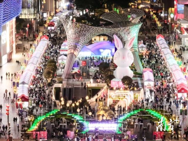 位于深圳福田區(qū)的“One Avenue·卓悅中心”商圈是港澳消費者“北上”常去的目的地之一，每到周末人潮涌動。