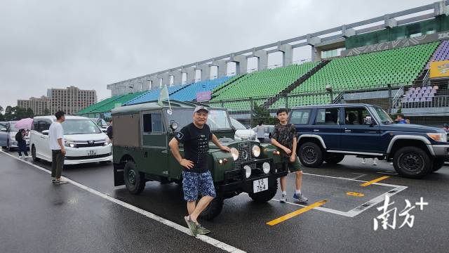香港越野車協(xié)會創(chuàng)會會長江啟航（左）帶著兒子，開上心愛的越野車，在“港車北上”實施首日從香港前往珠海。