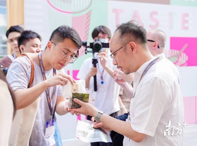 　　今年5月底，百農(nóng)社國際有限公司參加了香港貿(mào)易發(fā)展局在深圳舉辦的“港·潮流”購物節(jié)，首次把“華御結(jié)”日式飯團帶到內(nèi)地市場。馬國怡（右）正在邀請顧客品嘗日式飯團。
