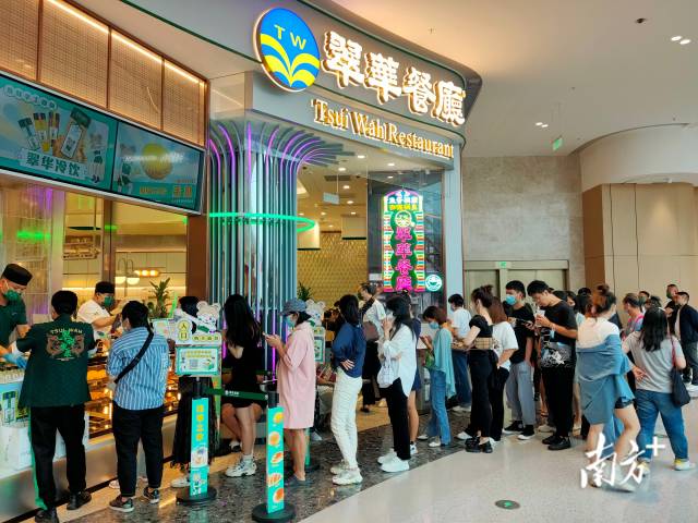 　　今年以來，翠華餐廳在廣州、深圳、珠海等大灣區(qū)內(nèi)地城市的分店生意復(fù)蘇明顯。每到飯點，餐廳門口都不少人排隊等候。