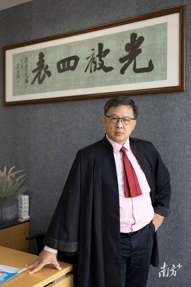 何君堯。