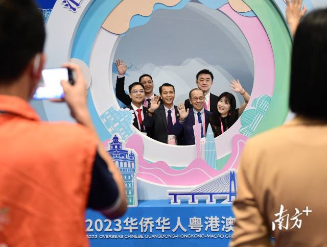 參加2023華僑華人粵港澳大灣區(qū)大會(huì)的海內(nèi)外僑界精英、嘉賓代表。 南方+記者 肖雄 王俊濤 攝
