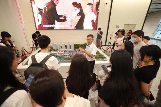 圖為深圳市政府口岸辦公室通關(guān)管理處工作人員為采風(fēng)團介紹蓮塘口岸相關(guān)情況。（主辦方供圖）