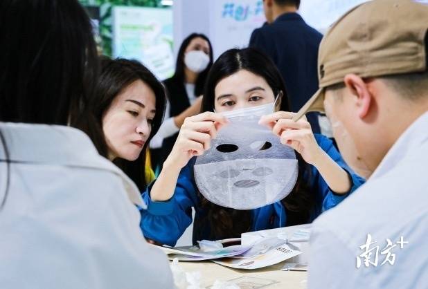 在2023年，摘下口罩后，“彩妝消費”率先回潮。