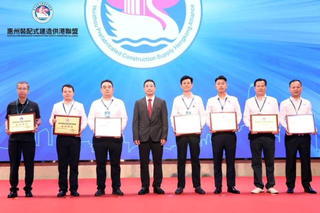 謝偉藝為聯(lián)盟會(huì)員企業(yè)授牌。