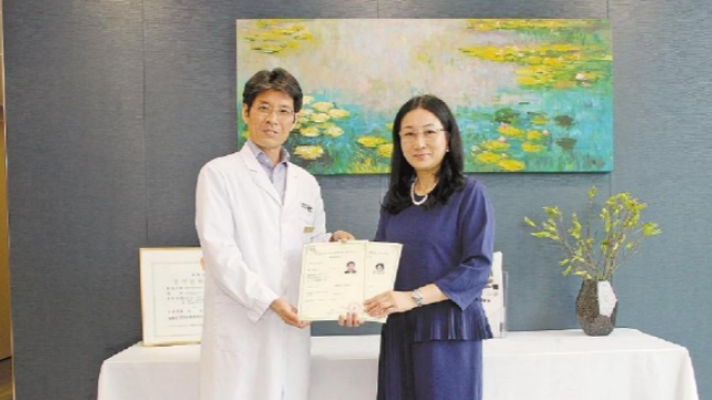 首批4名澳門醫(yī)療人員“領證” 可在橫琴提供與其澳門資格認證相符的醫(yī)療服務