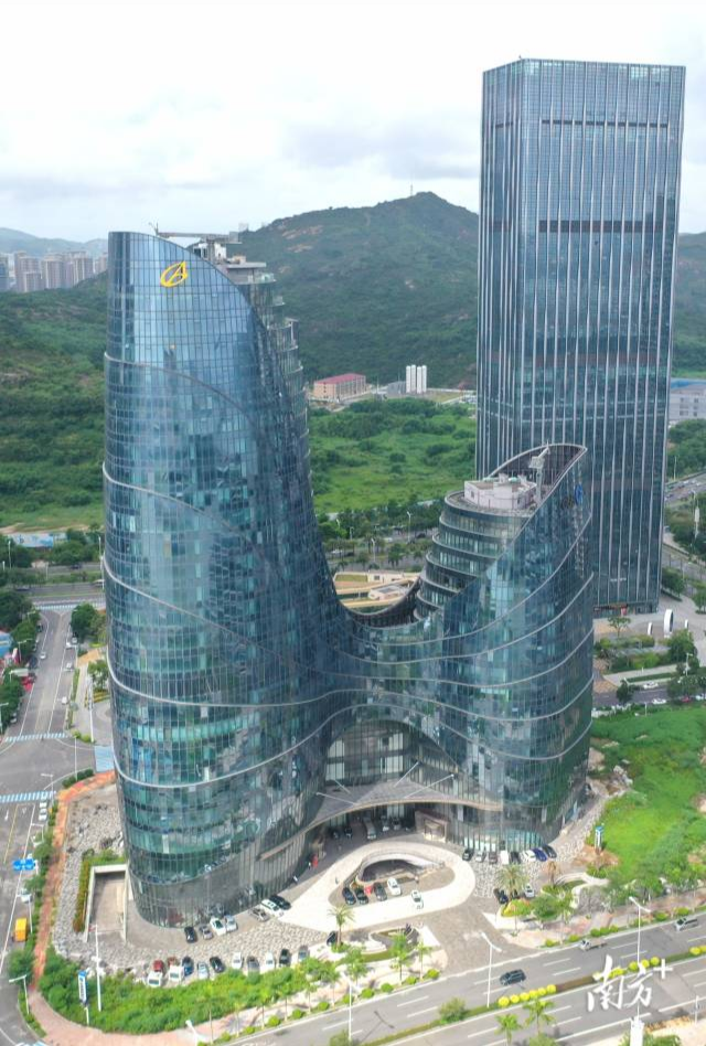 首個子項目將為橫琴華策國際大廈提供建筑智能化升級、節(jié)能改造服務。 