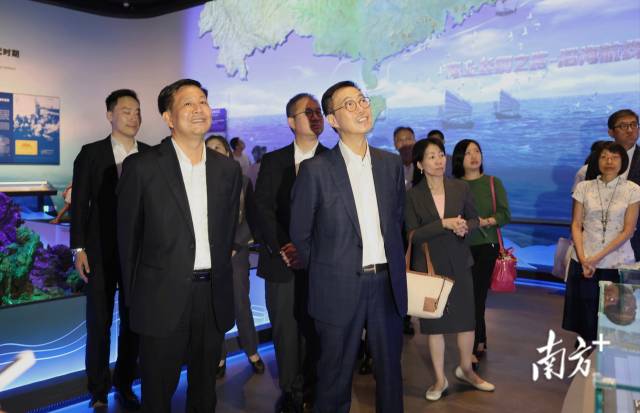 香港特別行政區(qū)政府文化體育及旅游局一行在參觀中國僑都華僑華人博物館。 彭偉宗 攝