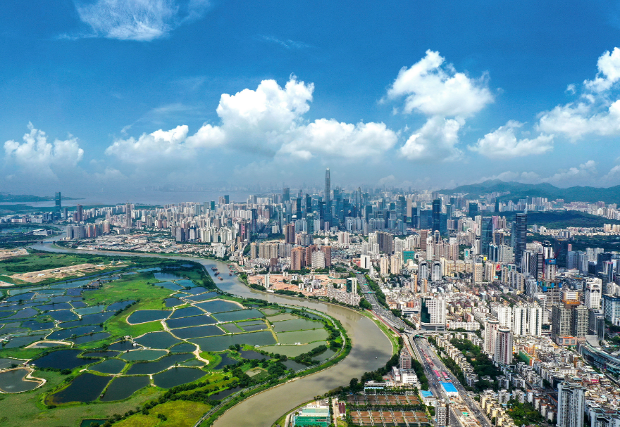 在土地整備方面，為適應科技產(chǎn)業(yè)發(fā)展所需，河套合作區(qū)深圳園區(qū)正積極推進土地整備。目前深圳園區(qū)已整備80萬平米，打造10個專業(yè)化產(chǎn)業(yè)園區(qū)，新建60萬平米科研空間，將陸續(xù)投入使用。圖為從深圳河畔看深港邊境。