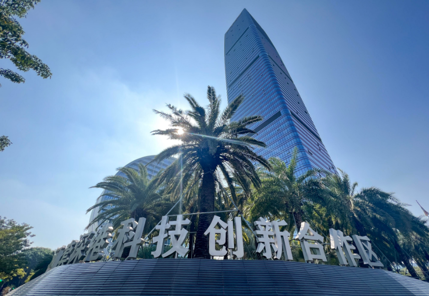 河套合作區(qū)還在不斷“拔節(jié)生長”。在新發(fā)展階段，深港兩地將積極構(gòu)建有利于科技創(chuàng)新的政策規(guī)則體系，打造粵港澳大灣區(qū)國際科技創(chuàng)新中心重要極點，努力成為粵港澳大灣區(qū)高質(zhì)量發(fā)展的重要引擎。圖為河套合作區(qū)。    　　      圖源：南方日報、深圳市福田區(qū)河套深港科技創(chuàng)新合作區(qū)建設發(fā)展事務署、新華社
