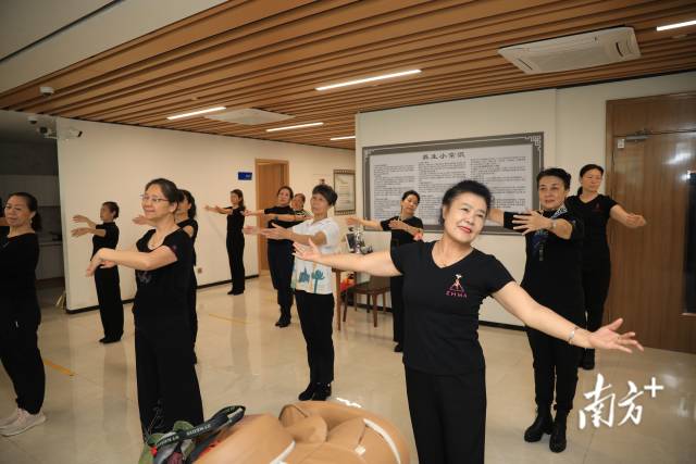 琴澳居民在小橫琴山社區(qū)內(nèi)的休閑娛樂活動(dòng)。