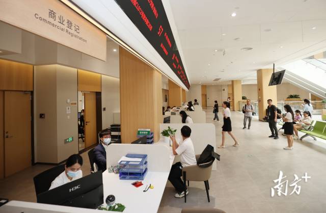 通過“跨境通辦、一地兩注”機制，投資者可以便捷辦理跨境商事登記。 