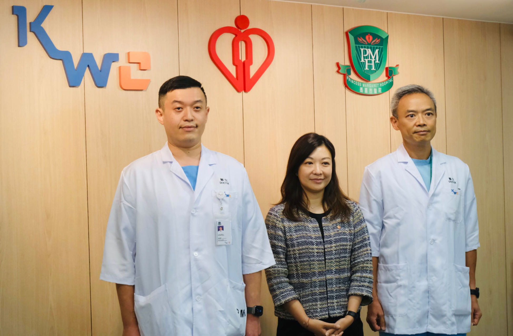 　　從左至右：中山大學(xué)附屬第一醫(yī)院呼吸與危重癥醫(yī)學(xué)科副主任醫(yī)師匡煜坤、香港醫(yī)管局總行政經(jīng)理（醫(yī)療職系）關(guān)慧敏、瑪嘉烈醫(yī)院內(nèi)科及老人科副部門主管楊耀昌