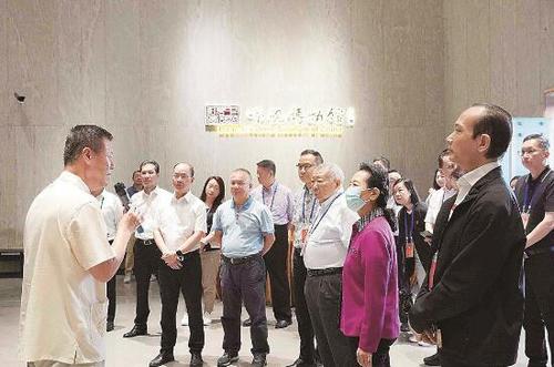 粵澳共同挖掘文旅資源，開發(fā)“一程多站”的旅游產(chǎn)品，打造世界級(jí)旅游目的地，成為當(dāng)下共識(shí)。圖為考察團(tuán)在中國(guó)端硯博物館考察。