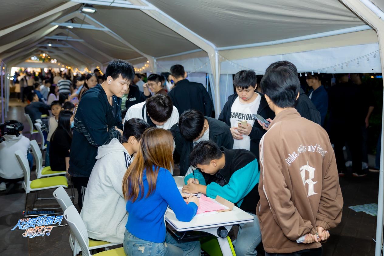“肇就業(yè)·夜招聘”專場招聘打造肇慶勞動者就業(yè)港灣。