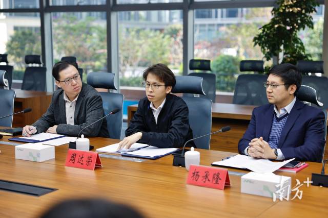 香港公務(wù)員周達(dá)榮（中）派駐到深圳福田區(qū)政府開展三個月的交流協(xié)作。