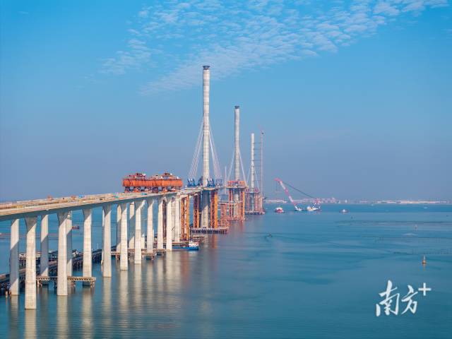 黃茅海跨海通道西引橋節(jié)段梁架設(shè)現(xiàn)場。
