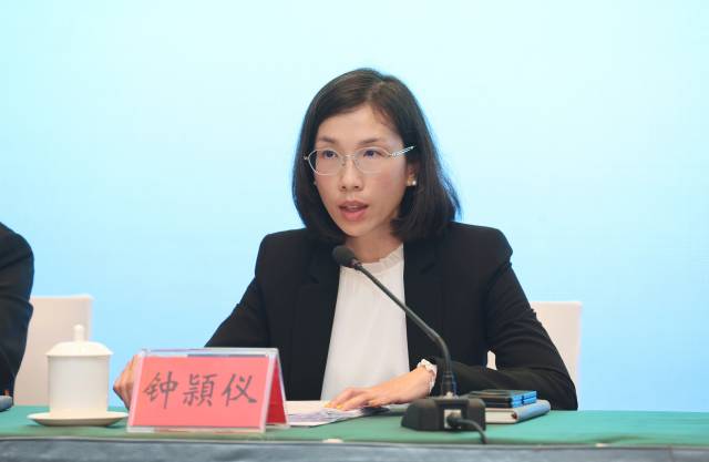 合作區(qū)法律事務(wù)局局長(zhǎng)鐘頴儀在發(fā)布會(huì)上解讀政策利好。