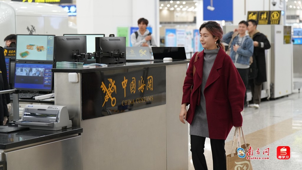 首位攜帶動植物產(chǎn)品的澳門居民通過海關(guān)查驗。