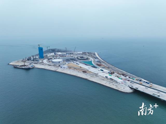 深中通道西人工島施工現(xiàn)場。