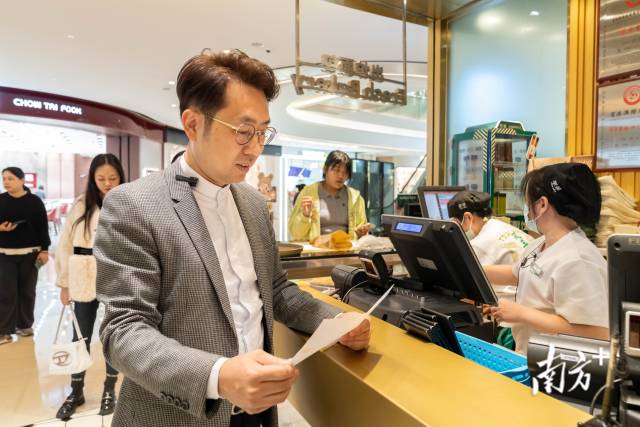 唐一瀚正在查閱餐廳相關(guān)文件。