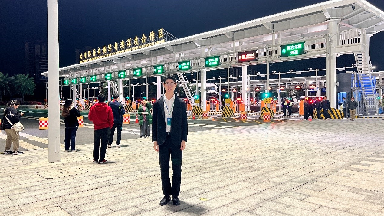 3月1日凌晨，澳門青年蕭文杰在橫琴粵澳深度合作區(qū)封關(guān)運行現(xiàn)場拍照留念。受訪者供圖