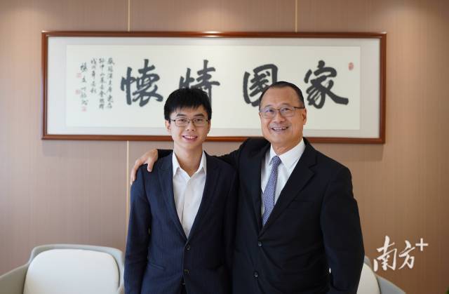 蔡展思（左）與父親蔡冠深。